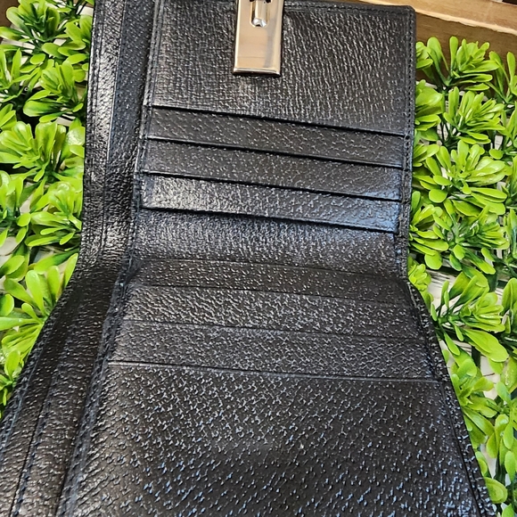 GUC Gucci G Clasp Compact Leather Wallet - Picture 9 of 16